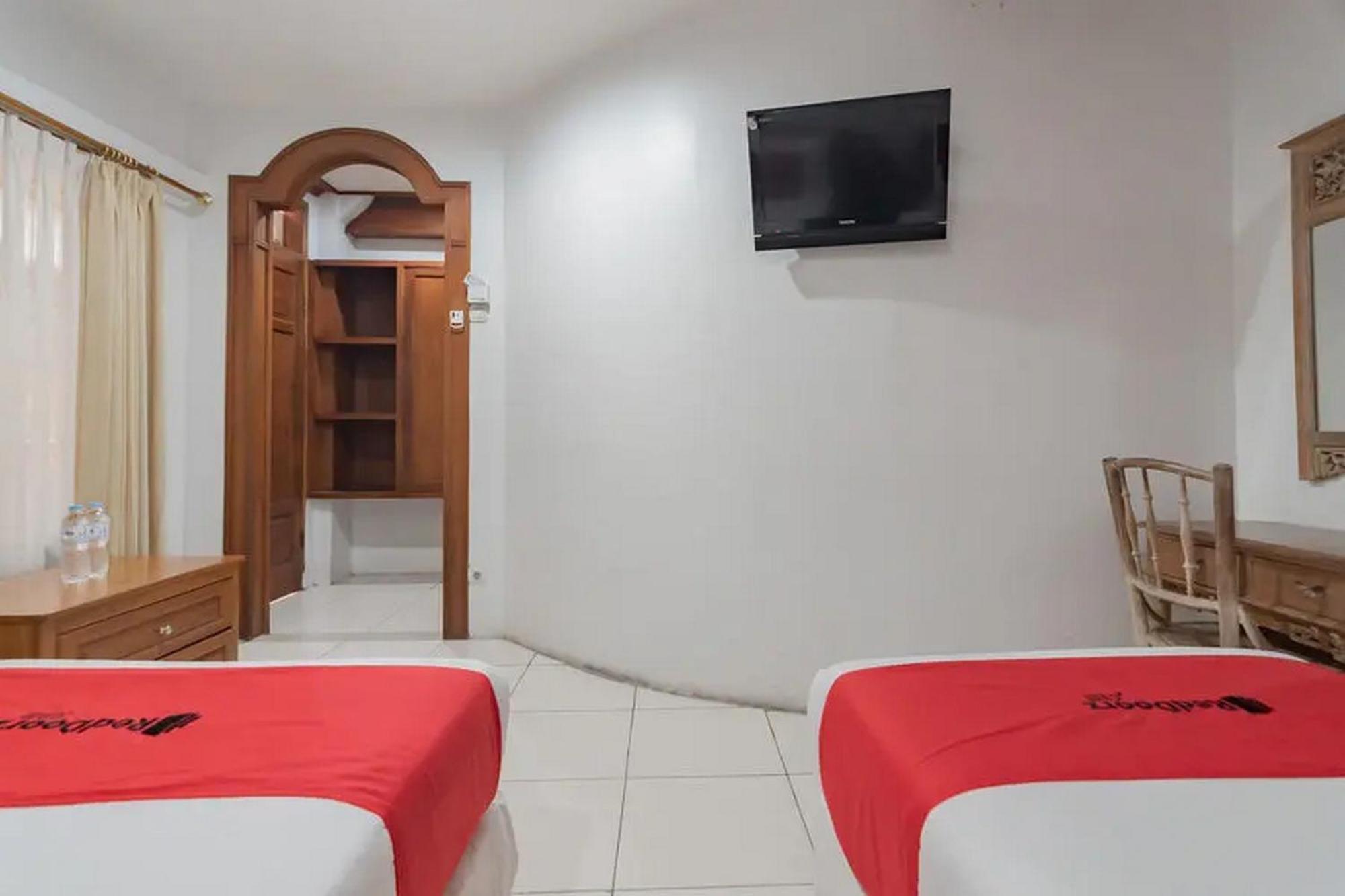 Reddoorz At Arwiga Hotel Near Rs Hasan Sadikin Бандунг Экстерьер фото