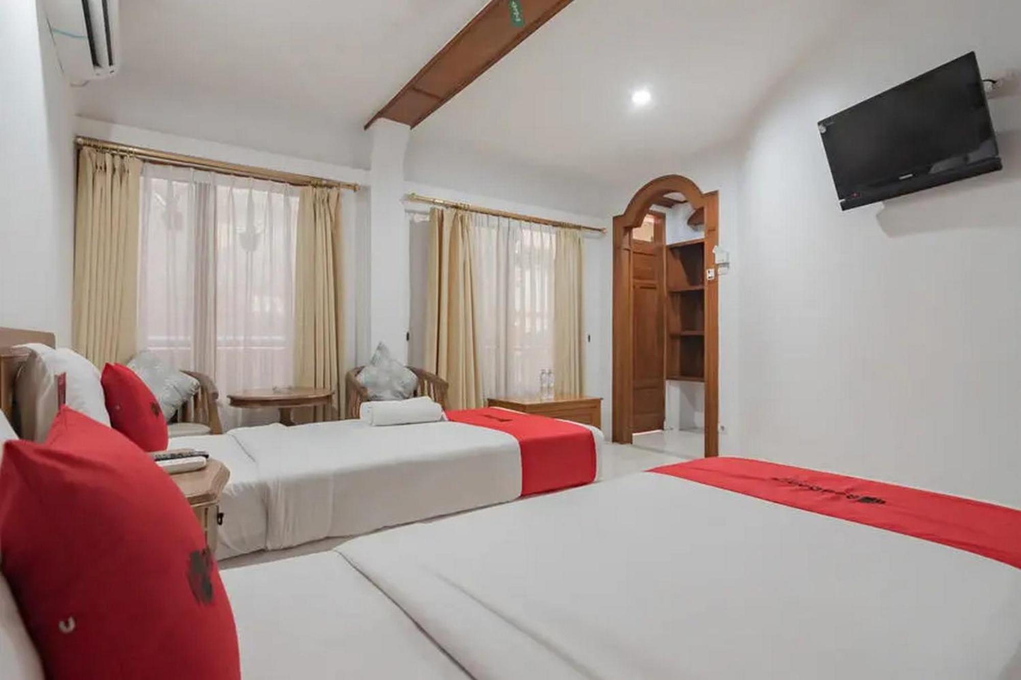 Reddoorz At Arwiga Hotel Near Rs Hasan Sadikin Бандунг Экстерьер фото