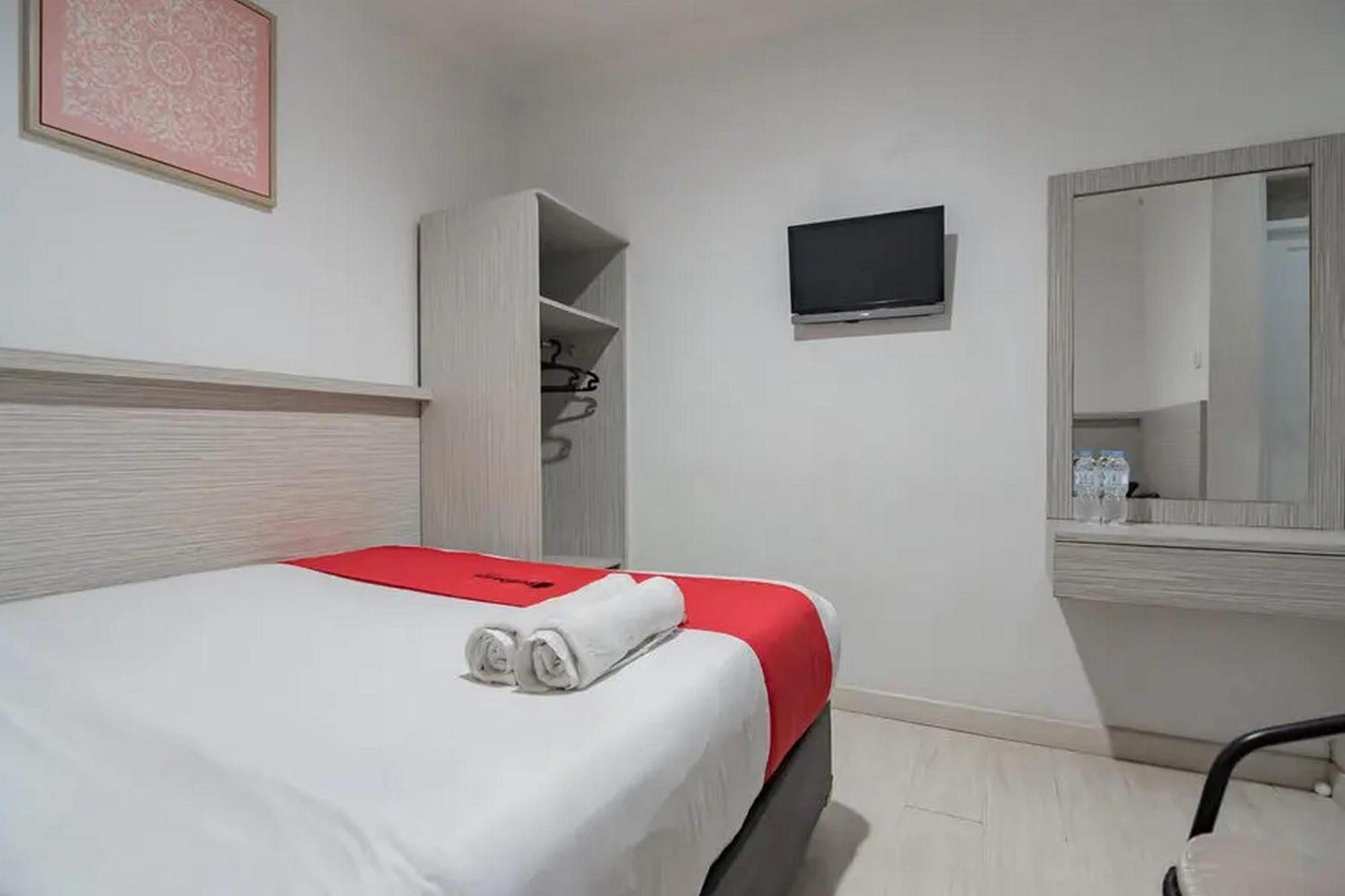 Reddoorz At Arwiga Hotel Near Rs Hasan Sadikin Бандунг Экстерьер фото