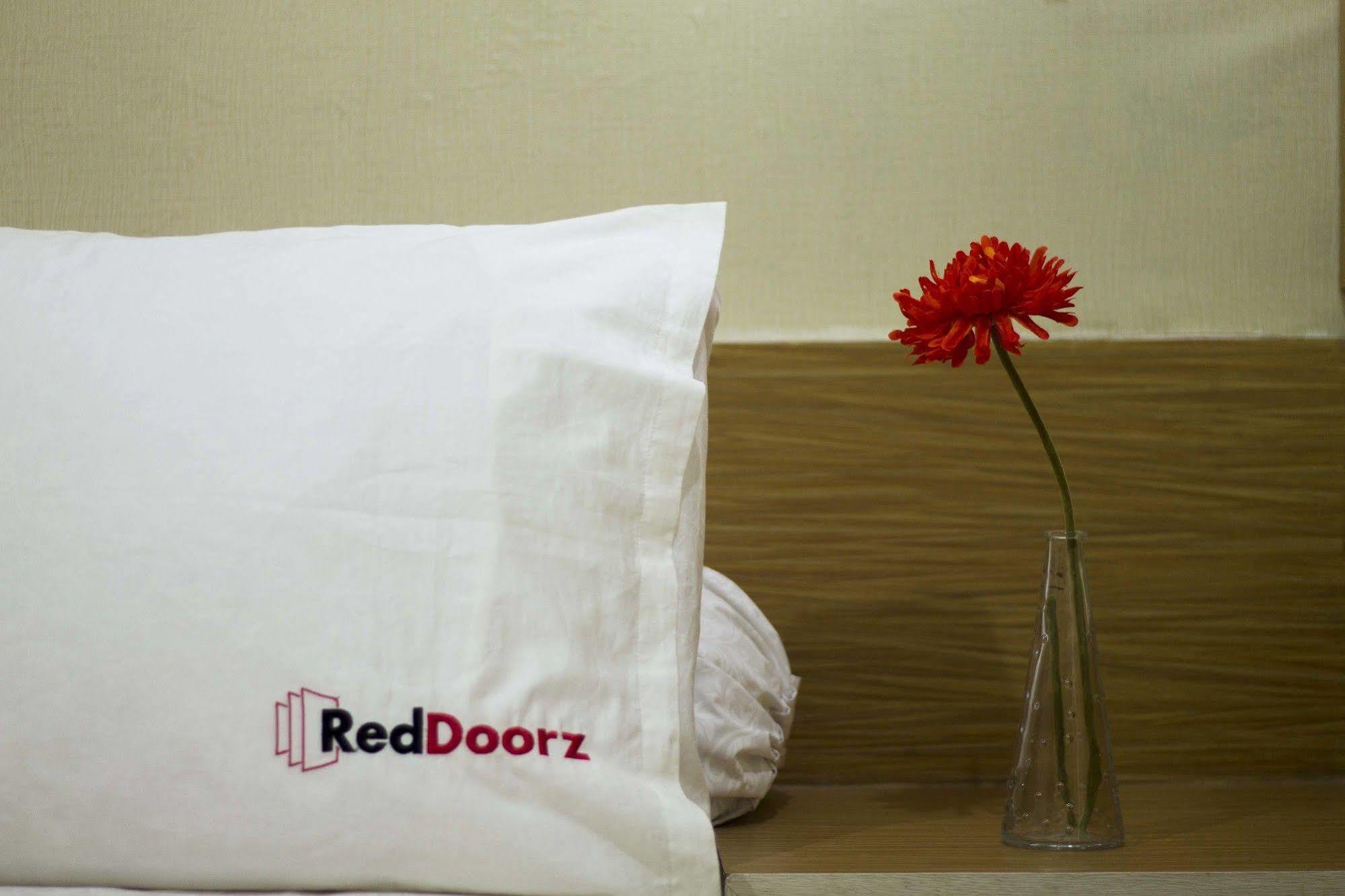 Reddoorz At Arwiga Hotel Near Rs Hasan Sadikin Бандунг Экстерьер фото